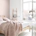 Флизелиновые розовые обои " Terrazzo" арт 139199 в скандинавском интерьере спальни с пледом крупной вязки